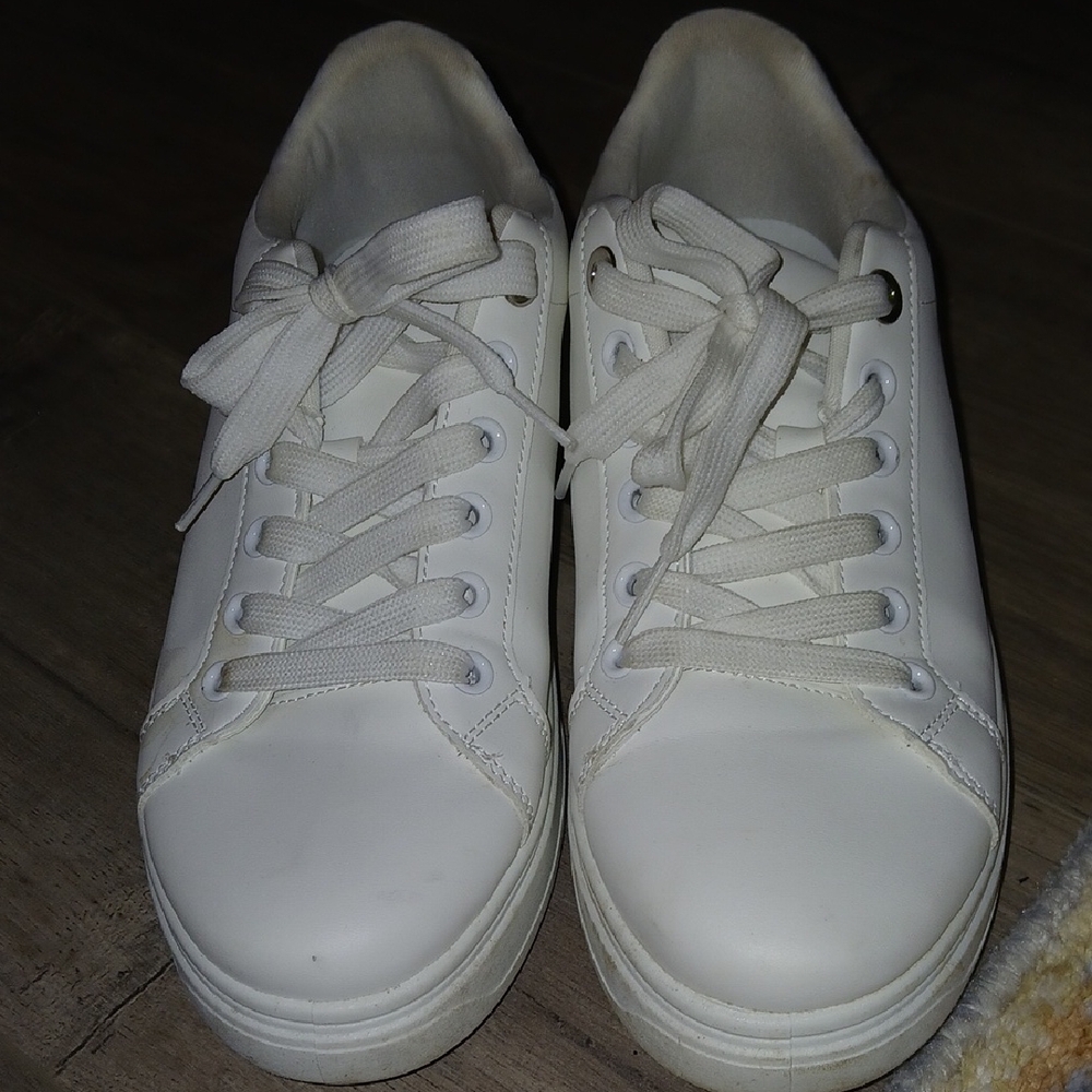 Steve Madden Womens Size 9 Classic White Leather Sneakers, Like New